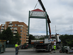 Nedtagning skylt vid infart till Huvudsta Centrum